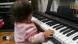 唐氏综合症宝宝非常喜欢家里的电子琴,希望她以后能成为钢琴家！