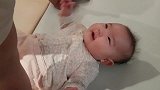 宝宝满100天，开始和爸爸说话，这极力讨好的样子好可爱！