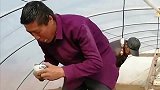 农民播种嘴里不停往外狂喷东西，原因曝光后，众人直呼大开眼界！