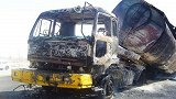 罐车高速路上爆燃 火光映红夜空