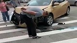 前面这是什么车,居然这么硬,一点痕迹都没有