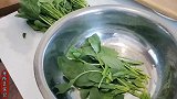 家常菜炒菠菜做法，清淡少油营养多，原汁原味