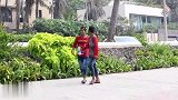 草人恶作剧，男子伪装成草人恶搞路人，路人被吓一跳