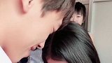 给伴娘带花，这伴郎感到很不好意思。