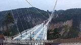 曾经非常火的玻璃桥，现在却变成“偷窥桥”，难道就没人管吗？