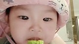奶奶给一岁孙女买来苦瓜断奶