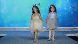 两个小美女牵着手走秀，太有爱了吧