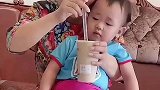 但凡有一个幼儿园文凭，也不至于被外婆坑成这样子，看把外婆高兴成啥样了