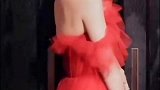 柳岩抹胸红裙真的太美了！