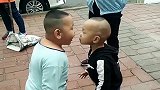 爆笑段子两个小屁孩街头吵架，小个子却怂了，看一次笑一次！