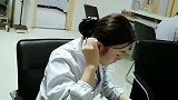 护士小姐姐值晚班，一直在忙，真的好辛苦呀！