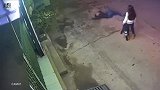 情侣街头吵架男子拿板砖砸自己脑门 女友的举动让他尴尬了