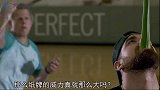 “高手”飞出的纸牌，威力有多大？老外光着膀子实测！