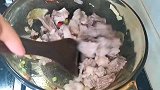 晚餐不知道吃什么？汤鲜肉美的牛肉炖萝卜来喽！