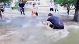 抓鱼还被鱼群殴了，要不是亲眼所见，说出来谁信啊！