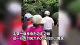 疑因晨练扰民，男子在晨练处喷杀虫剂，引来大爷大妈集体“围攻”