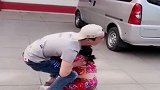 自从二胎生了小情人，老公就被治成这副德性了，妥妥的女儿奴！