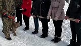 大叔把小猫咪交给街坊照顾，归来时被震惊不敢相信自己的眼睛！
