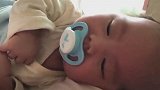 小宝宝一边洗着奶嘴一边睡觉，这么可爱的睡觉姿势还是第一次见