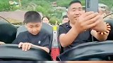 大哥坐过山车只顾拍照