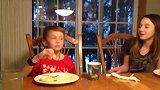 男孩把食物嚼碎了，才发现食物里被加了料，真是太搞笑了！
