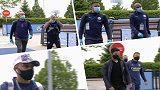 久等了！曼城枪手众将抵达球场 瓜帅塔帅斗法好戏开锣