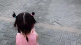 小萌娃在散步呢，真的好可爱呀