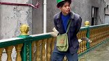 当摩的佬跟三毛借