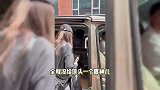 梓渝恋情风波后首露面，打扮低调现身录音棚录歌，状态好未受影响