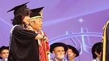 西交利物浦大学女学生把泰山队庆祝动作带上毕业典礼