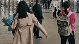 婆媳俩一起车站接人，小两口一见面就拥抱起来，幸福满满
