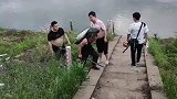 男子钓到大鱼，旁人投来羡慕目光