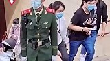 正在执勤的兵哥哥，帮助路人搀扶婴儿车