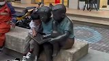 萌娃坐街边和雕像看书，这辈子没想过能看上手机