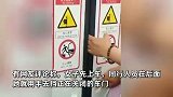 女子手被轻轨车厢门夹，大声呼救求助，知情人：她以为这是电梯门