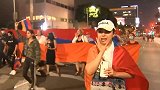 洛杉矶内，亚美尼亚人封锁高速公路还在抗议现场搞起募捐……