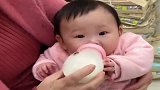 萌宝：我吃完在和你聊天妈妈，太饿了