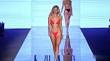 时装秀：迈阿密泳装秀，模特缓缓走来，观众热血沸腾