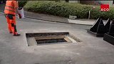 德国工人给路面换井盖，这独特的井盖设计和精细的施工过程，看起来有点意思