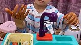 向往的童趣：妈妈给宝宝摇摇冻吃