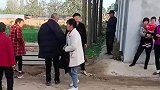 女子晒出农村吵架的一幕