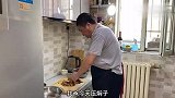 老爸做拿手硬菜，东北猪头焖子，味道喷香不腻人，娘俩直夸真好吃