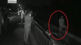 小伙桥边崩溃嘶吼欲跳江：打工两年还欠几千 我就是废物！