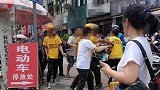 外卖小哥疑因停车问题和车辆看护员广场互殴 警方介入
