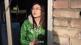 搞笑剧：老板拖欠工资，没想小伙把挖掘机开到办公室门口