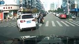 高速堵车，女司机随手就捉了一只鸡，网友：你是高速最靓的仔！