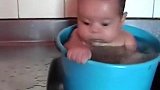宝宝第一次坐桶里洗澡，接下来请注意宝宝的表情，看一次笑一次！