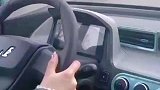 女子喝多了不想花钱找代驾，于是叫来闺蜜帮忙