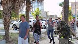 伪装成草人在路边捉弄路人，美女被吓惨了