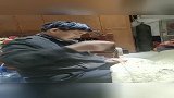 大哥很会过日子，手法很娴熟